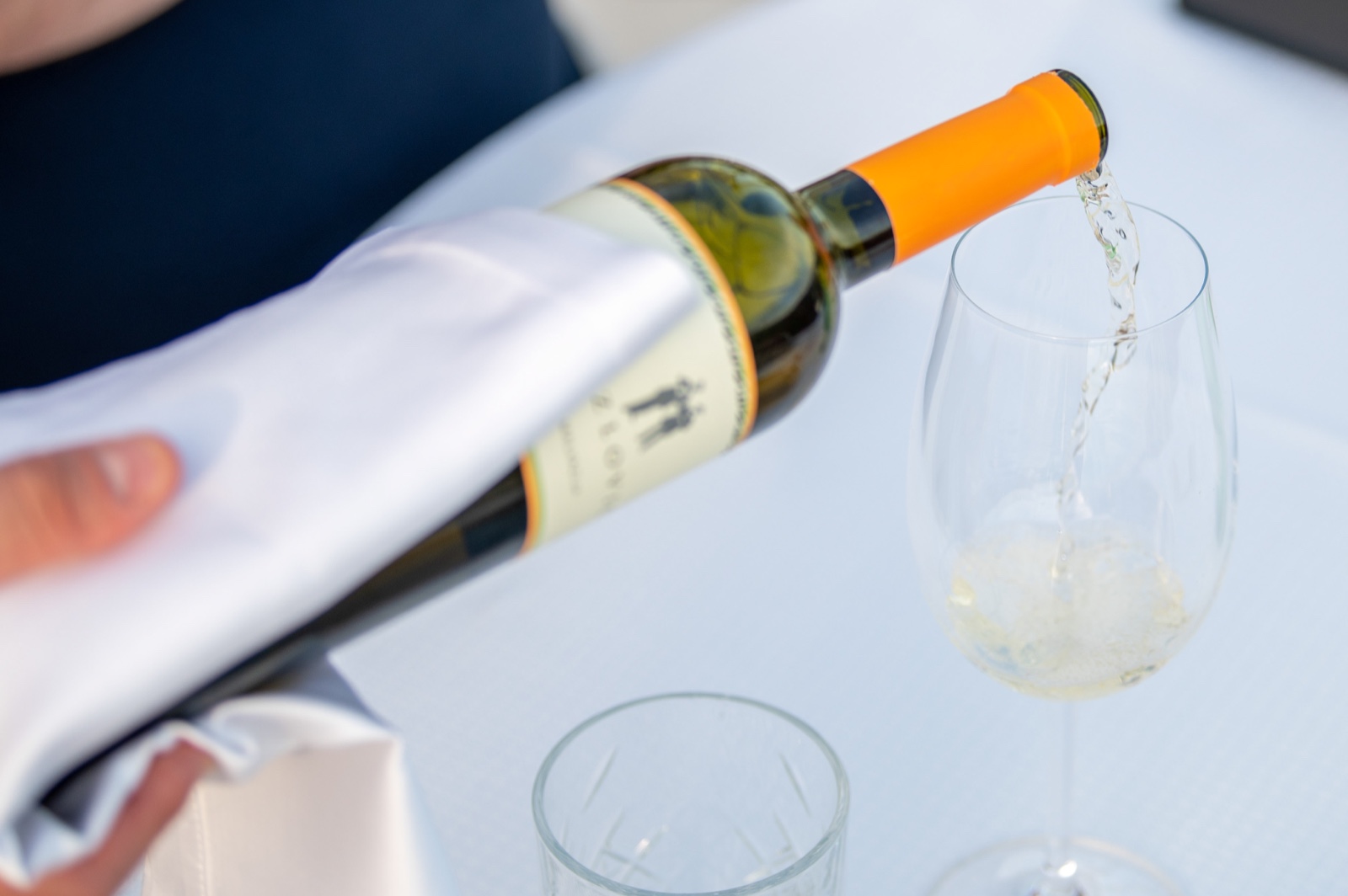 Konobar toči bijelo istarsko vino u čašu