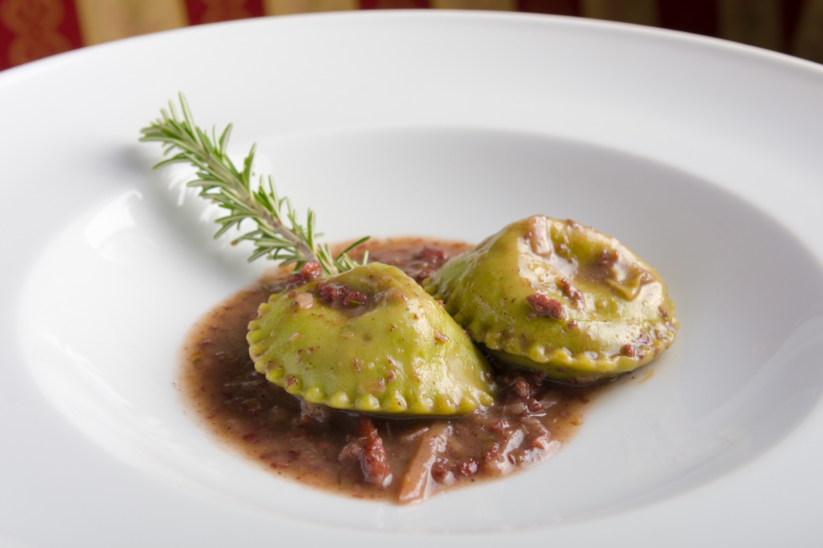 Zeleni ravioli u umaku od terana s grančicom ružmarina