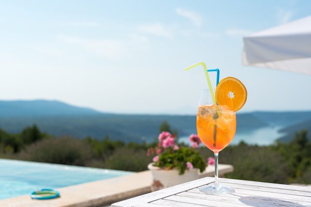 Aperol spritz na stolu uz bazen s pogledom na Raški zaljev