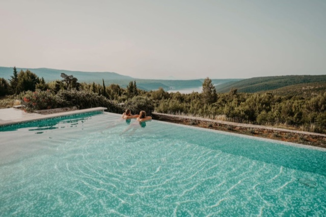 Infinity bazen s pogledom na Raški zaljev i zelene brežuljke