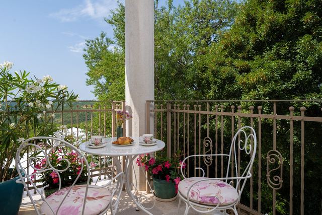 Balkon sobe Luca s oleandrom i stolićem za doručak