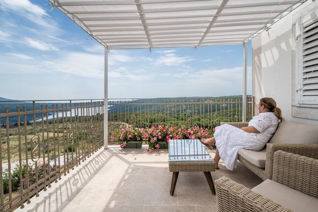 Natkrivena terasa apartmana Malvazija s pogledom na zaljev