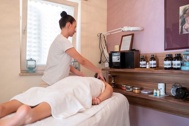 Maserka u salonu za masažu Ville Štefanije